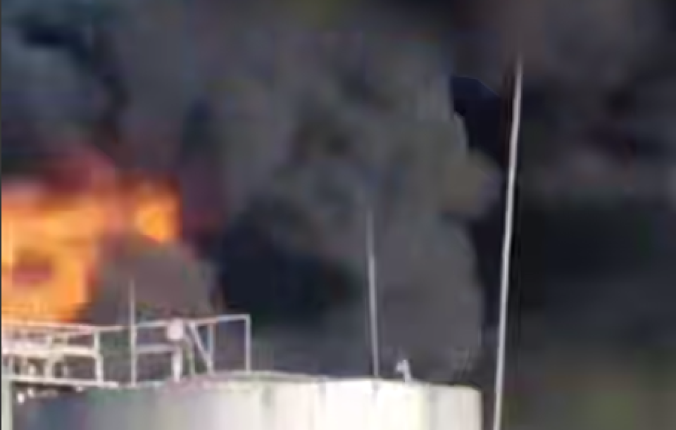    Пожар на нефтебазе в Черниговской области. Источник: Shot