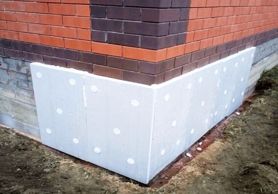 Если деньги некуда девать - утепляйте фундамент