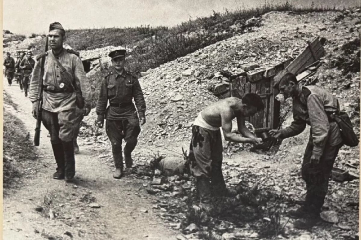    «Утро на переднем крае «Малой земли», – так назвал фото, сделанное на плацдарме в 1943 году, известный военный фотокорреспондент Евгений Халдей.