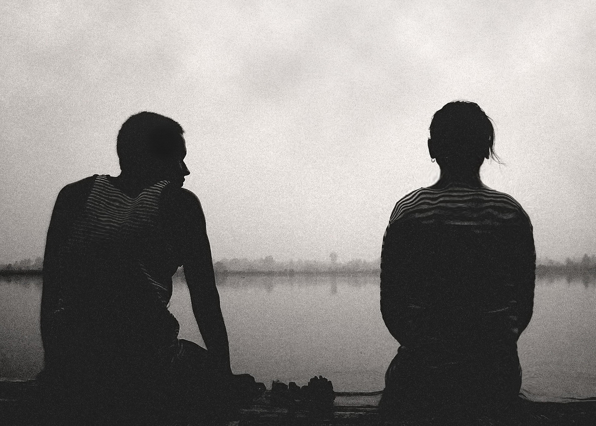 Вы помните тот трепет, когда телефон светился от его сообщения? Ту легкость, с которой вы могли говорить обо всем на свете? А теперь представьте: вы вместе , вроде бы все хорошо, но... тихо. Ощущение пустоты, будто вы разучились чувствовать друг друга. Знакомо? Не спешите винить себя или партнера. Возможно, это не кризис, а эмоциональное выгорание в отношениях. И это лечится.