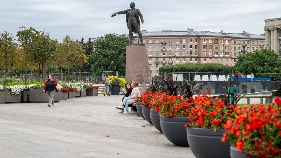    Клумбы цветов на Московской площади. Автор фото: Тихонов Михаил