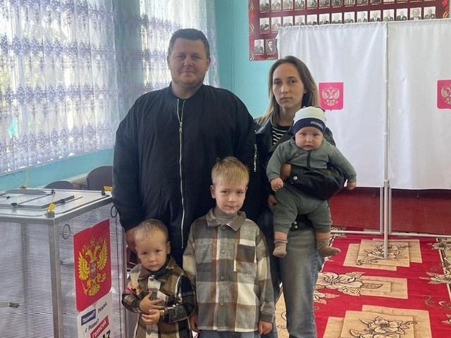 Алексей Коновалов с семьей Красносулинский вестник  📷
