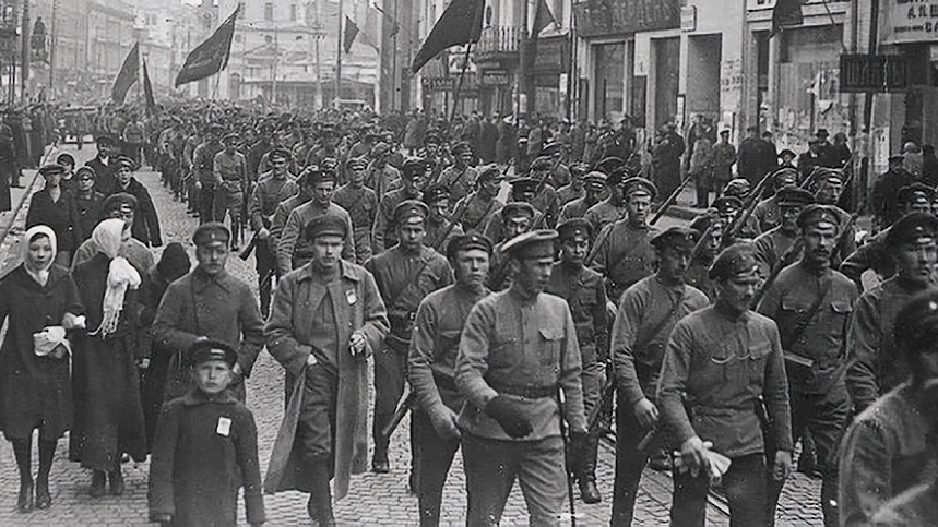 Красноармейцы направляются на фронт. Никаких знаков различия, кроме красных звезд на фуражках, нет