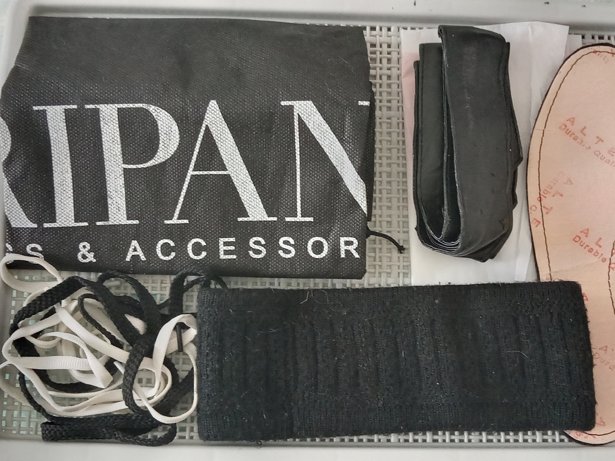 Кучка вещей на выброс. 