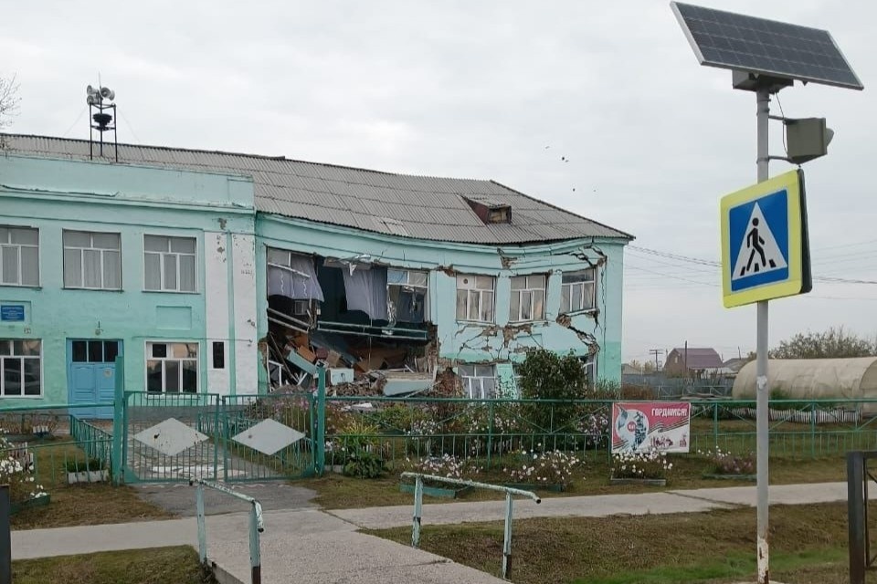    Школа рухнула утром 21 сентября. Фото: Предоставлено очевидцами