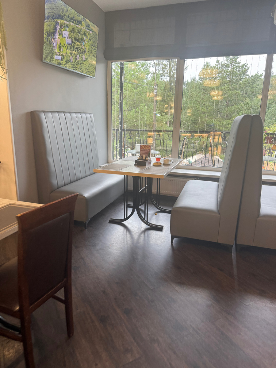 Кто рано встает, тот занимает диванчик у окошка)