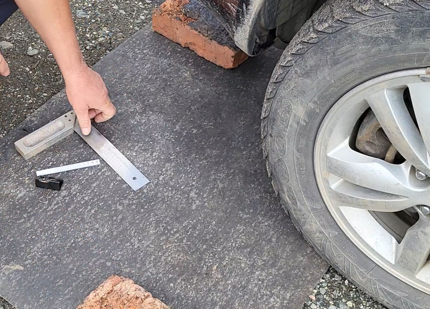 Отрезок паранита, уголок, маркер и прищепка — всё, что нужно для проверки