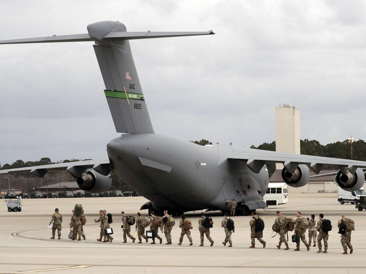    Американские военные во время переброски в Европу© AP Photo / Chris Seward