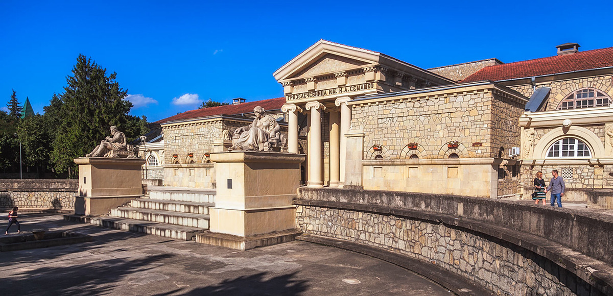 Построенное более 100 лет назад, здание грязелечебницы восхищает своим архитектурным великолепием, словно перенесённым из античной Греции