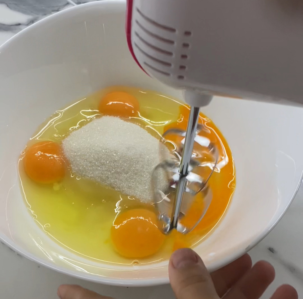 Яйца с сахаром взбить до пышности.