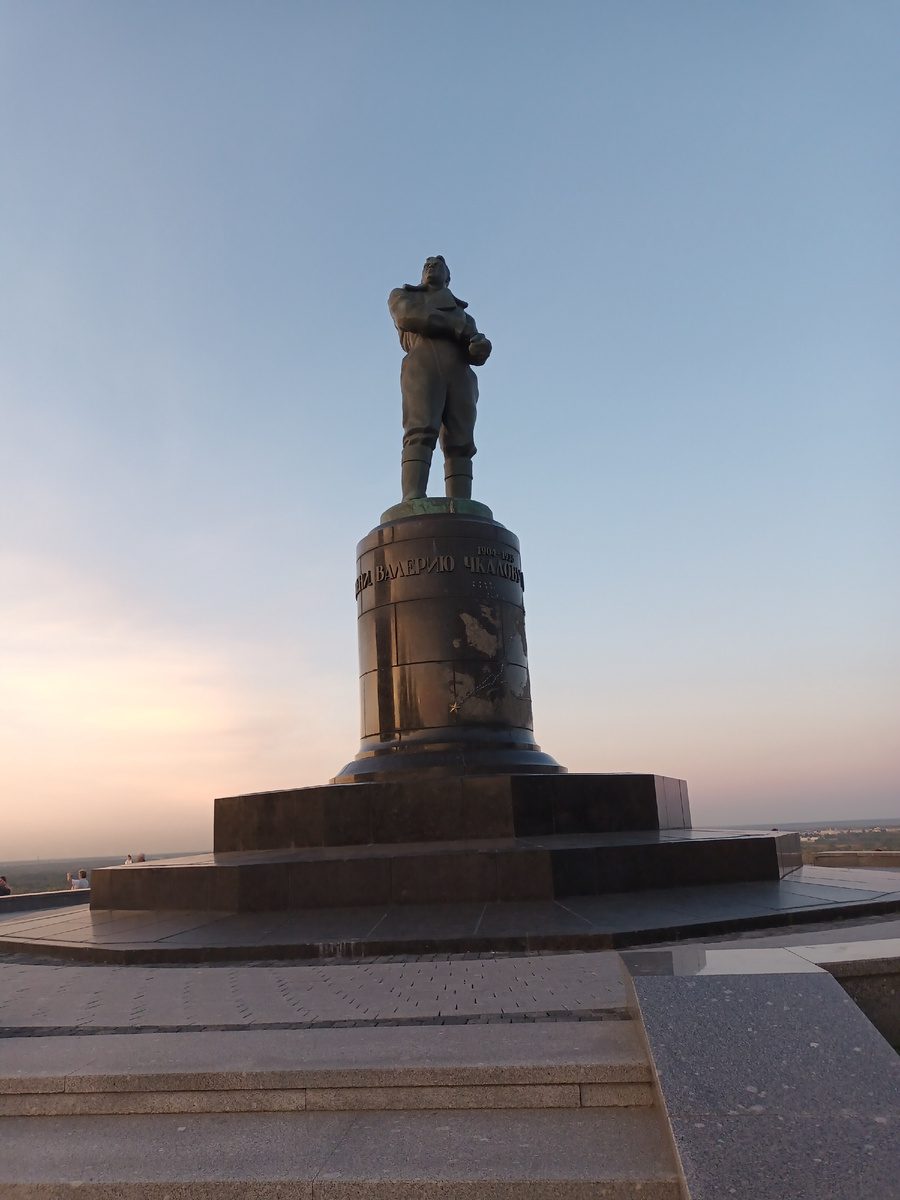 Нижегородский Чкалов смотрит в небо