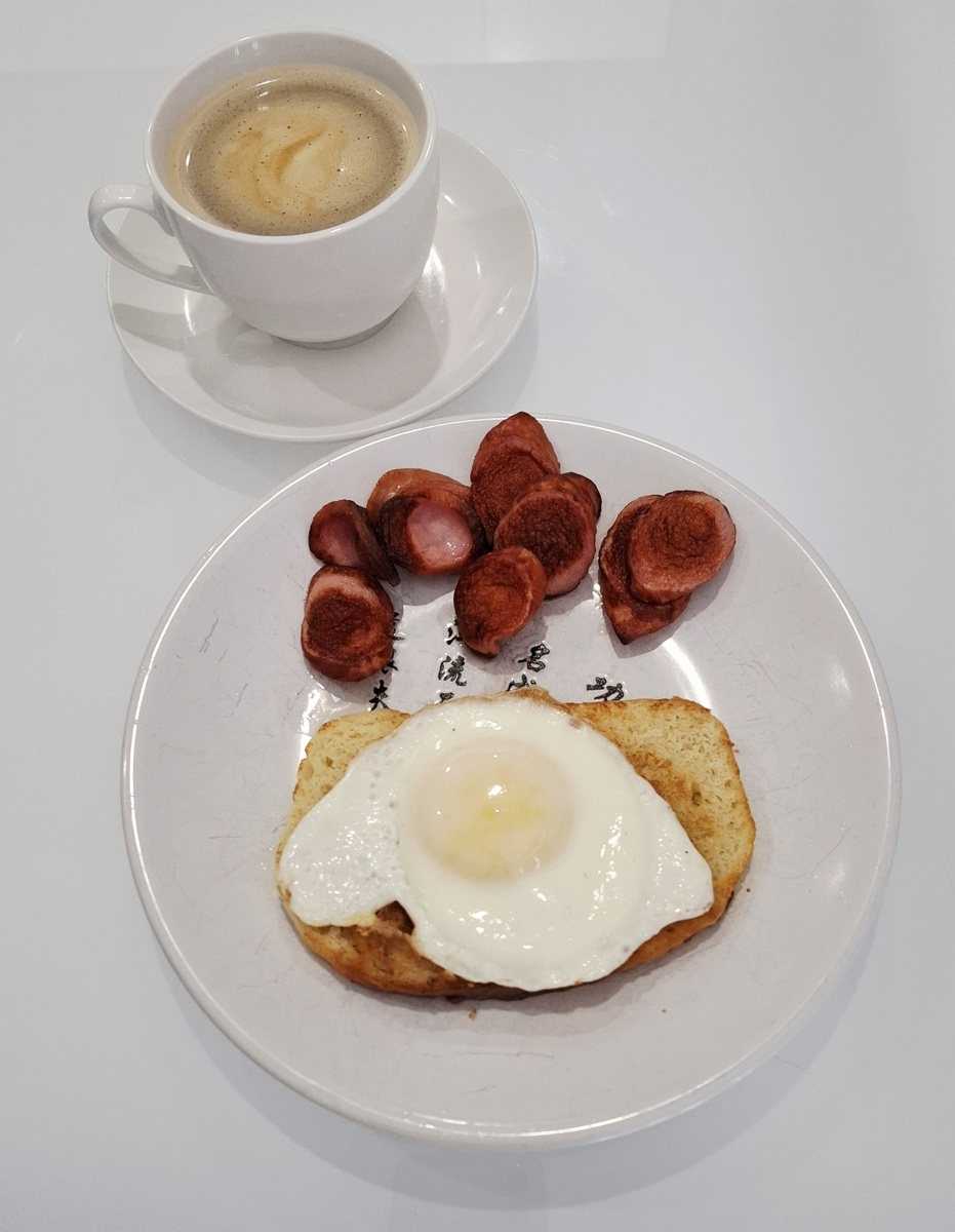 Сосиски, яишница, тост и кофе