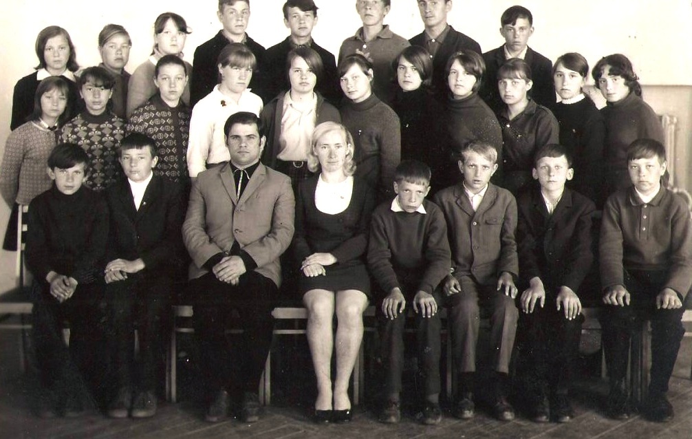 Начало 1970-ых. Любовь Фёдоровна на нашем фоне выглядит просто потрясающе! Фото из личного архива автора (он второй слева в первом ряду).