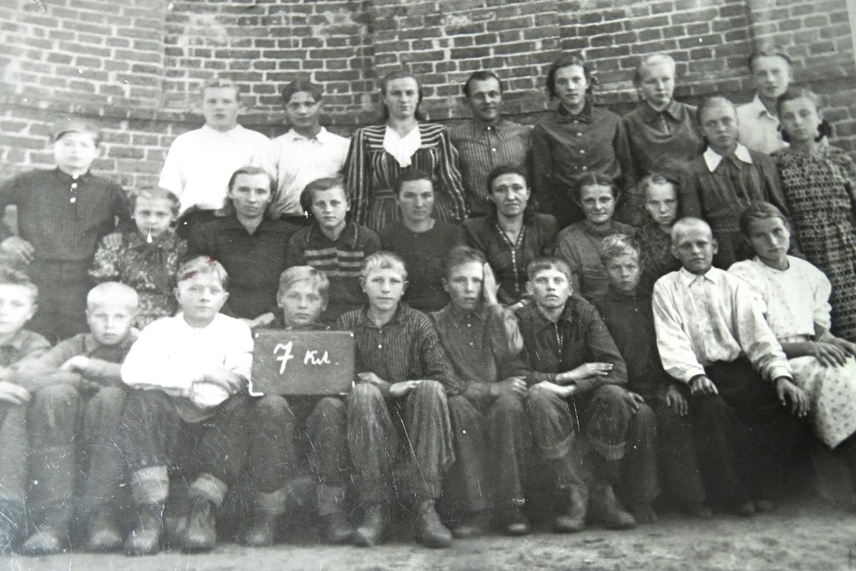 Середина 1950-ых. Д.Ф.Багрова (во втором ряду вторая слева) с учениками 7 класса Липенской средней школы Удомельского района Калининской области. Фото из личного архива Л.Ф.Сотник (Багровой)