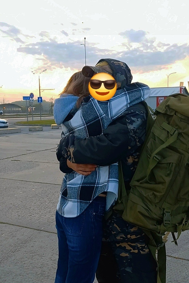 Задумывались ли вы о важности встреч и прощаний?Зима 2022. Проводы ребят. Тысячи людей собрались на площади, чтобы проводить своих родных, близких, друзей, коллег. Среди многочисленных компаний провожающих выделялся один парнишка. Молодой солдат стоял в сторонке,  грустно наблюдая за окружающими. Никто не пришел его проводить или было просто некому...Его замечает мужчина, который вместе с родственниками провожал своего сына. - Дружище, ты чего там стоишь? - громко говорит он парню. - Иди к нам!Парень оглянулся, чтобы понять, кому были адресованы эти слова. Убедившись, что это сказано ему, неуверенно мнется и робко делает шаг в его сторону. - Пойдём, пойдём, сынок! Чего ты там стоишь совсем один?! Так ребята, - обратился он к своим,  - это будущий боевой товарищ моего сына, считай брат, а мне считай, сын. Наблюдаю, как парнишку приняла в свой круг совершенно незнакомая семья. Вот он уже улыбается вместе с ними, шутит и смеётся. Наступает момент прощания, и эти люди, абсолютно чужие для него, начинают его обнимать, желая скорейшего благополучного возвращения. У него на глазах слезы, а на губах благодарная улыбка....