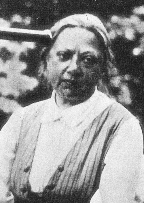 Наде́жда Константиновна Крупская (14 (26) февраля 1869, Санкт-Петербург — 27 февраля 1939, Москва) — российская революционерка, советская государственная, партийная, общественная и культурная деятельница, организатор и главный идеолог советского образования и коммунистического воспитания молодёжи. Известна также как супруга Владимира Ильича Ленина