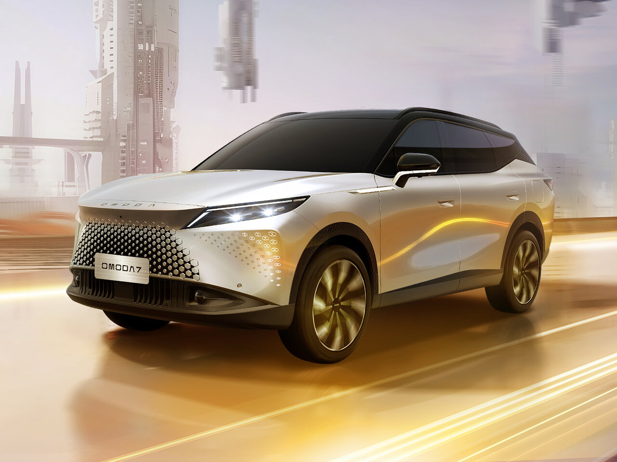 Вы до сих пор думаете, что все китайские автомобили на одно лицо? Готовы поспорить, что Omoda C7 2025 заставит вас изменить мнение. Эта модель уже успела взорвать рынок, а в новом году стала еще умнее, технологичнее и интереснее. Что скрывается за футуристичным дизайном и почему его выбирают даже те, кто никогда не смотрел в сторону китайских марок? Давайте разбираться.