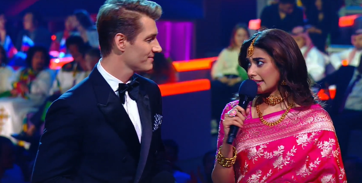Ведущий Алексей Воробьёв и его индийская коллега. Фото: скриншот эфира "Интервидение-2025" (Первый канал, 20.09.2025)