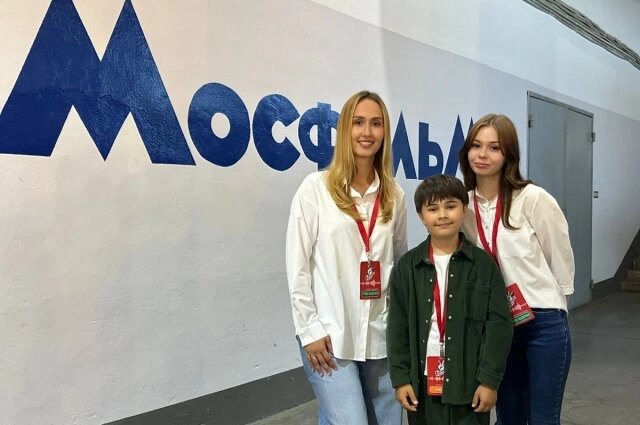    Макар с сёстрами Юлей и Дашей. Фото: Из личного архивa/ семьи Щегловых