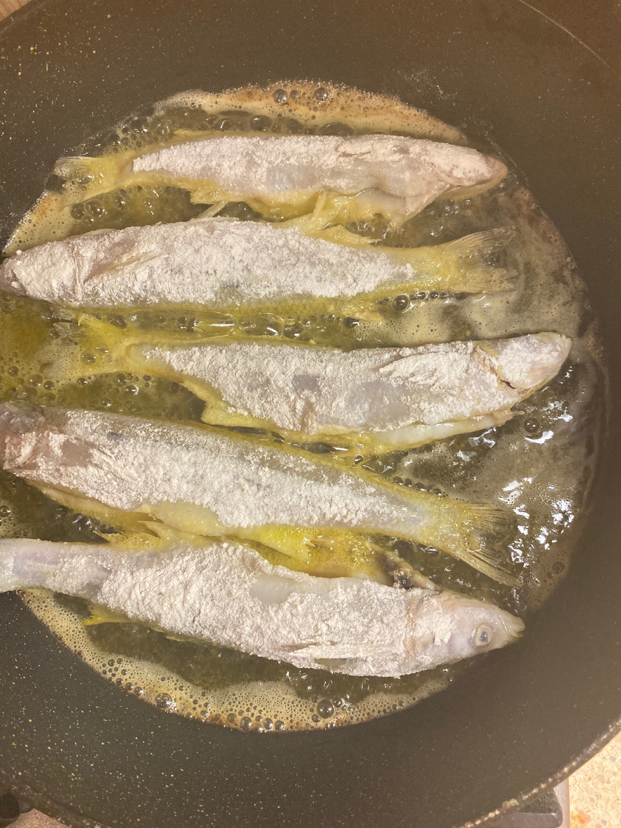 Жарю на смеси трех масел (подсолнечное, горчичное и немного сливочного). Фото автора статьи