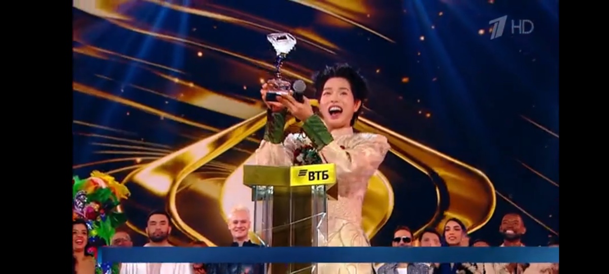 Фото с трансляции: Певец Дык Фук из Вьетнама.