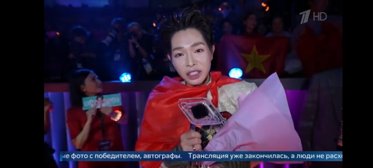 Фото с трансляции: Певец Дык Фук из Вьетнама.