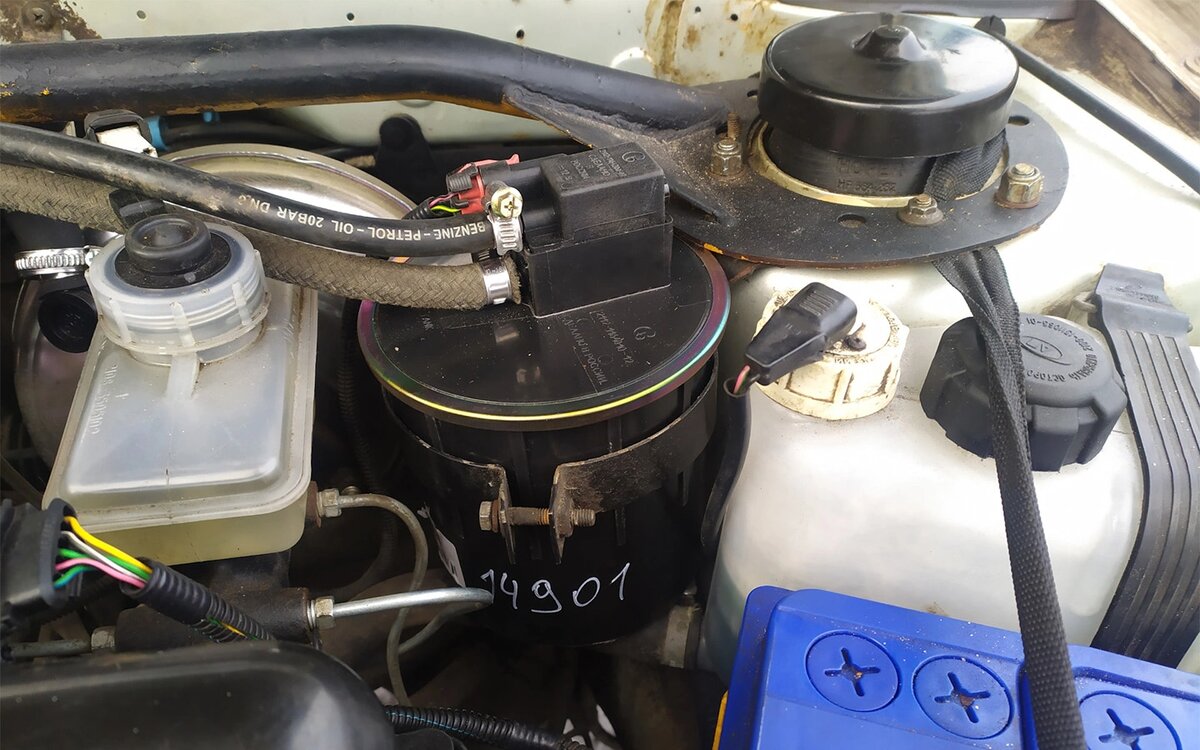 Адсорбер на автомобиле Lada 2115 (Фото: VOOBRAJENIE / drive2.ru)