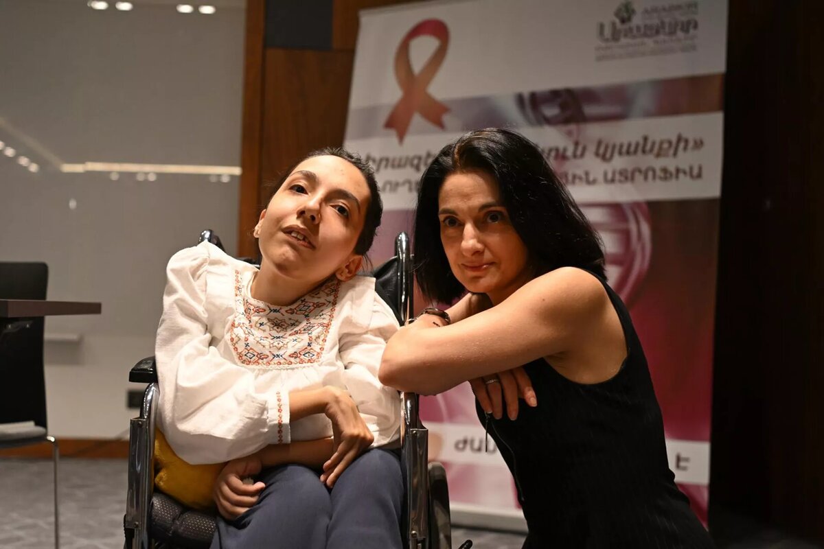 Ануш Геворкян (слева) на пресс-конференции на тему "Инновации в лечении спинальной мышечной атрофии и значение генной терапии" (17 сентября 2025). Еревaн © Sputnik