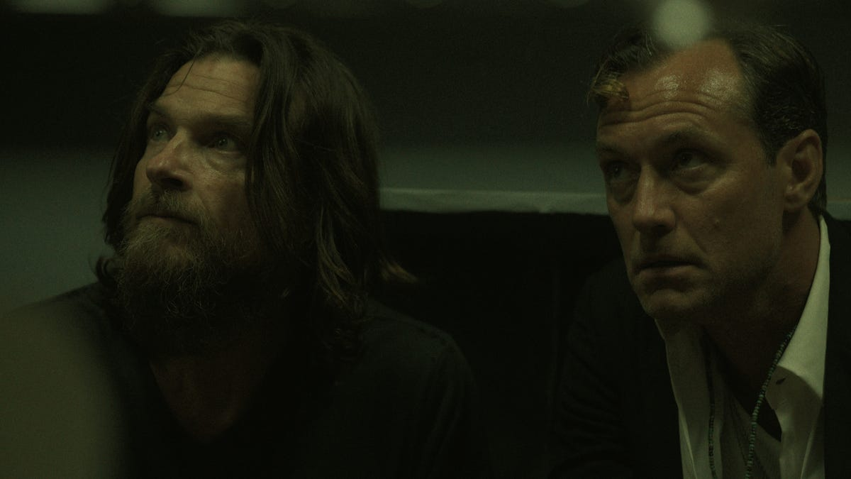 🎬 «Чёрный кролик»: как сериал с Джудом Лоу и Джейсоном Бэйтманом провалился в собственную нору