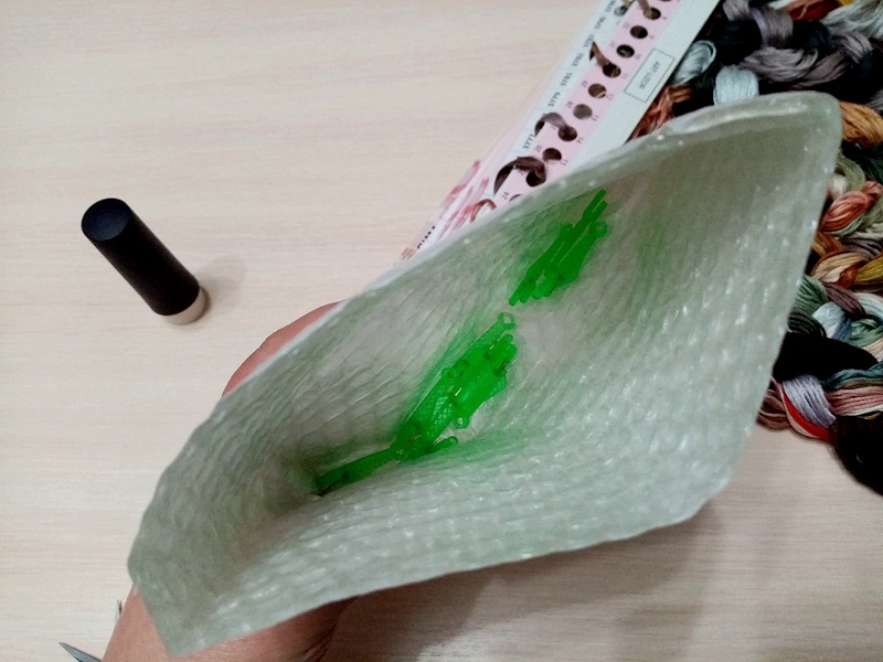 По форме нитевдеватели напоминают рыбок, на теле присутствуют чешуйки и плавник