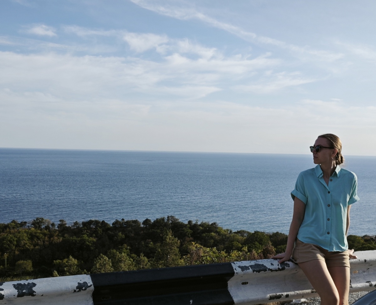 Человек, который только что плавал с дельфинами