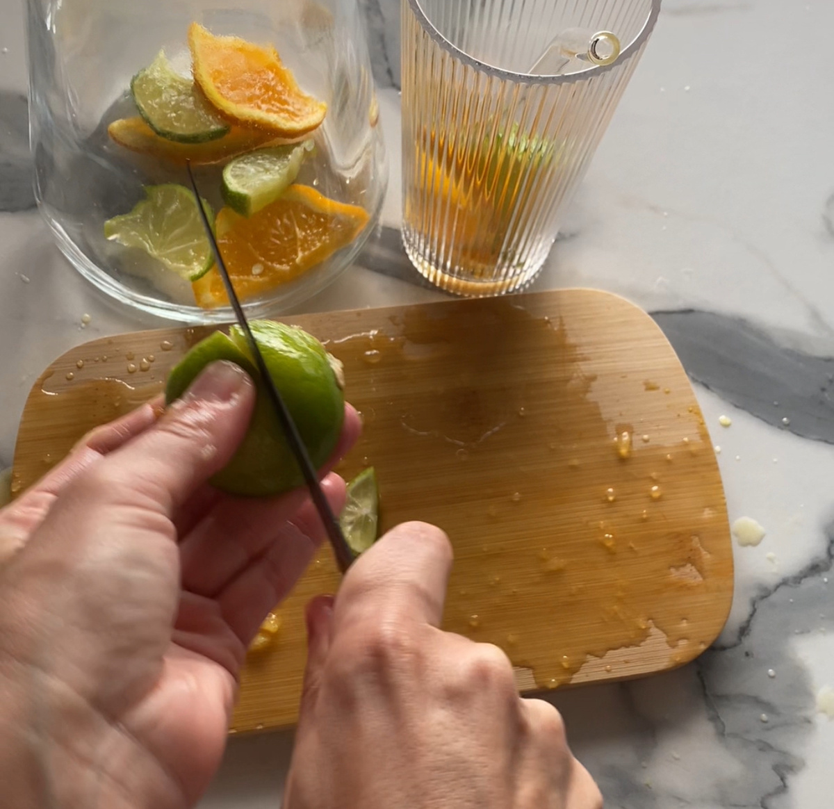 Несколько долек лайма и апельсина кинуть в графин.