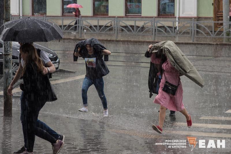    ЕАН / Люди бегут по лужам