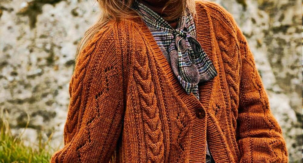 Бабушкин вариант или стиль на века? 5 классических вязаных кардиганов на осень