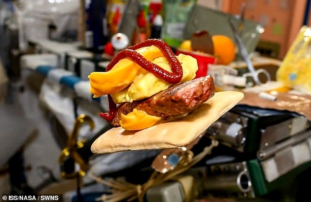 Астронавт НАСА Джонни Ким на борту Международной космической станции (МКС) ранее опубликовал фотографию «чизбургера», парящего в невесомости.