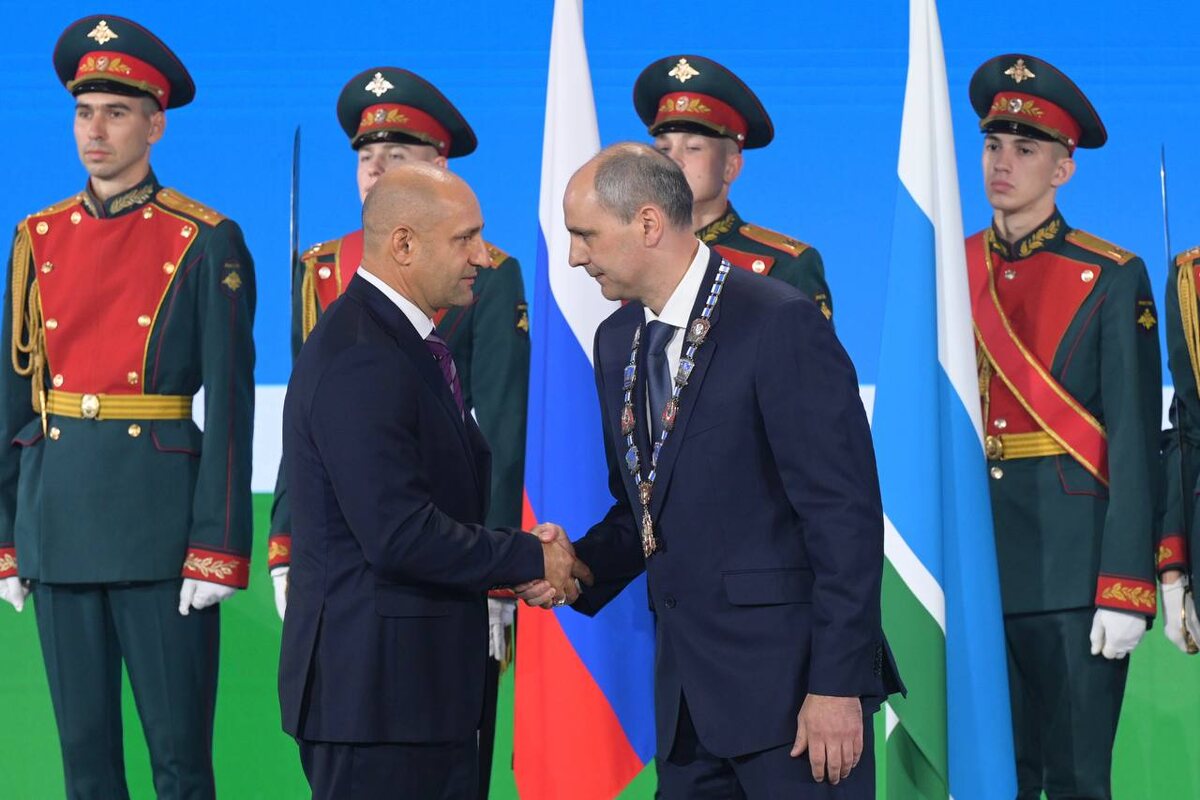 16 сентября Денис Паслер вступил в должность губернатора Свердловской области. С убедительной победой на выборах от имени Президента России его поздравил полномочный представитель главы государства на Урале Артём Жога. Фото: ДИП СО