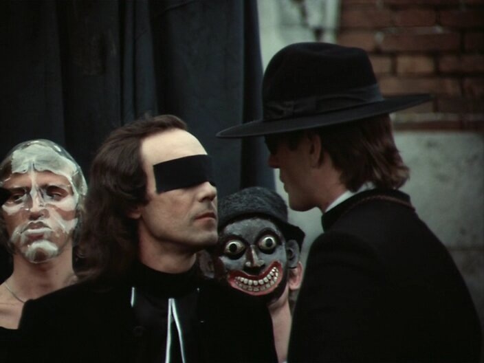 Первая встреча доктора и Свифта. Как раз на похоронах. Кадр - Кинопоиск