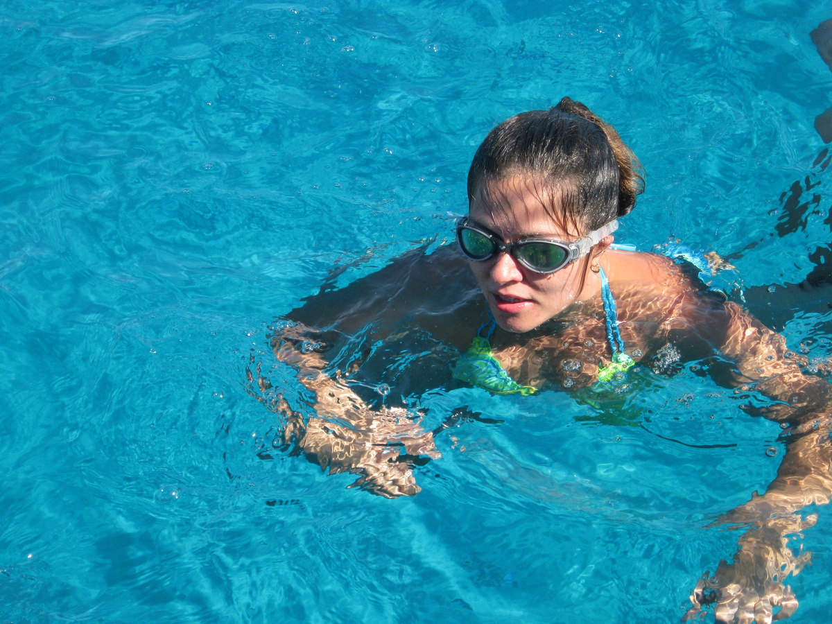 Это меня с кораблика экскурсионного сфотографировали, подо мной 35 метров глубины, видно дно. Я столько удивлялась в ту поездку, и одно из удивлений - эта прозрачность воды