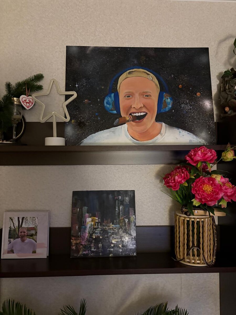 Картина "Вселенная в тебе" в интерьере главного героя. Автор Лариса Плахотнюк