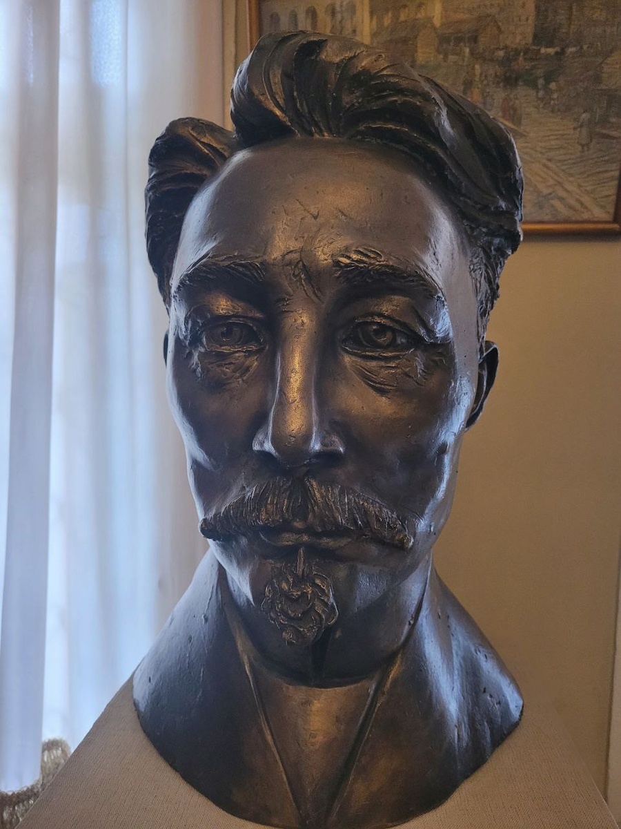 В экспозиции есть и бюст Аполлинария Михайловича