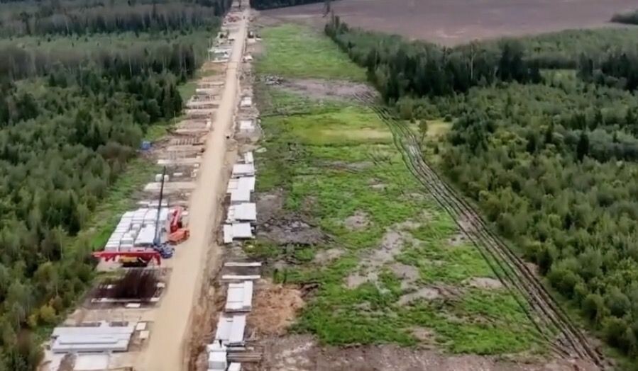     Строительство железнодорожного полотна. Источник: ria.ru Автор фото: Скриншот с видео.