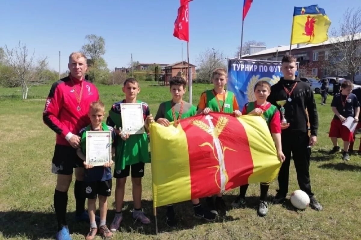    Вячеслав Латушкин не только детей тренирует и турниры проводит, но и другими способами людям помогает.