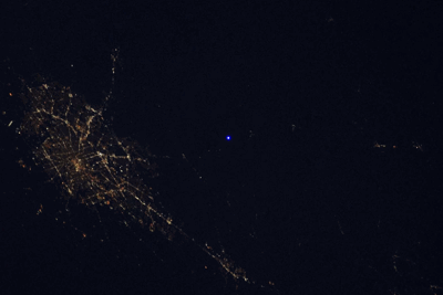 Двухкадровое анимированное GIF-изображение. Виден яркий и тусклый свет. Снимки сделаны астронавтом НАСА Доном Петтитом с борта МКС. 