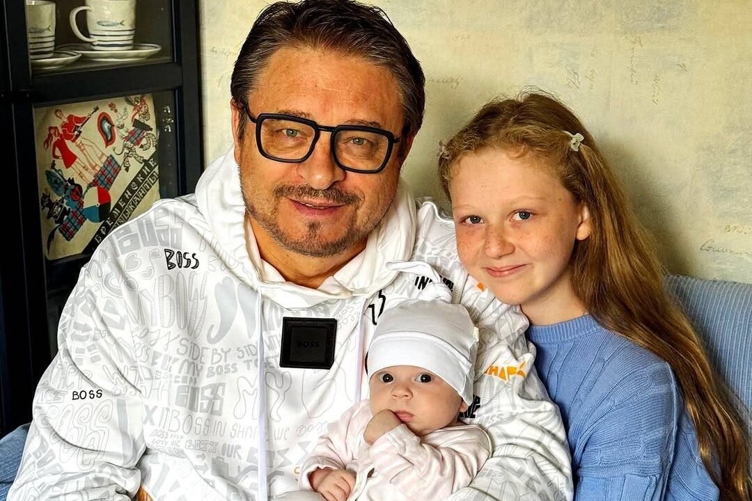     «Лилиана родила дочь»: Владимир Маркин показал умилительное фото с двумя внучками