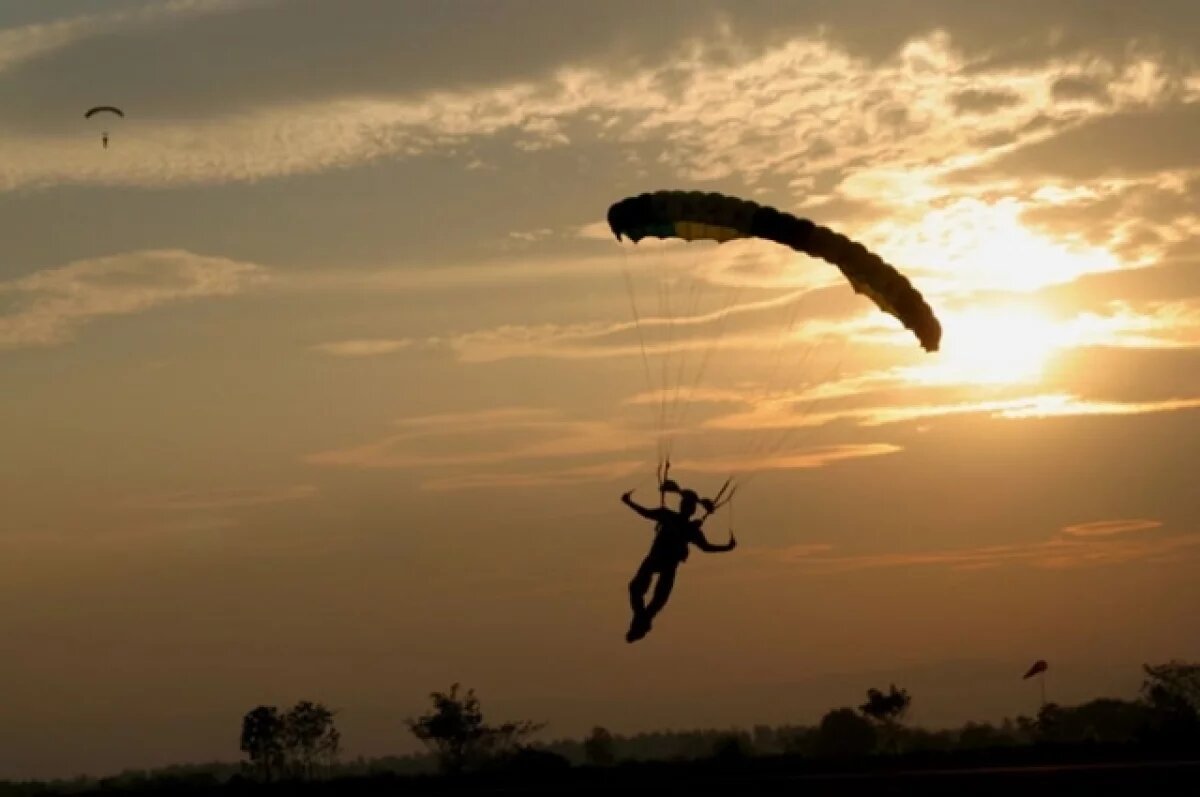    В Подмосковье во время плановых прыжков с парашютом погиб спортсмен