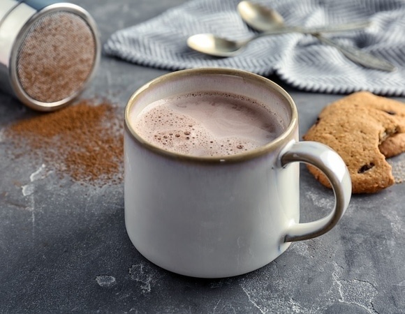 Людям старше 65 лет нужен этот "напиток из детства" — и притом каждый день