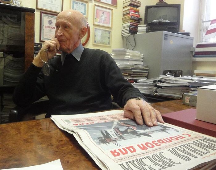 «Красную звезду» Юрий Иванович стал читать ещё до войны, когда в 1940 году в Харькове поступил в спецшколу № 14. Фото из архива редакции.