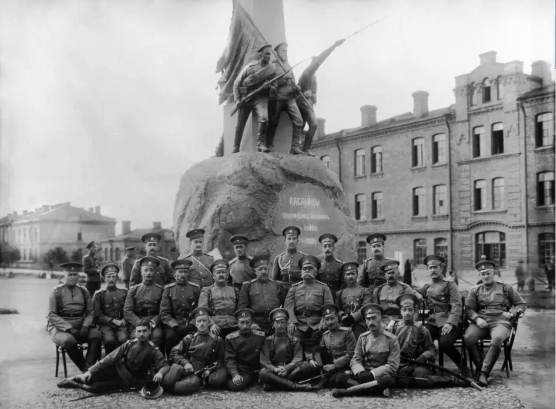 1914 год. Группа офицеров 148-го полка у памятника каспийцам.  