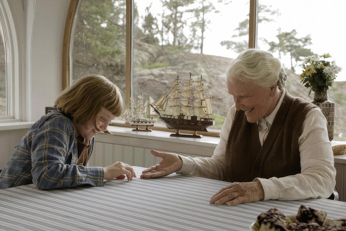 Эмили Мэтьюз и Гленн Клоуз в фильме «Летняя книга»