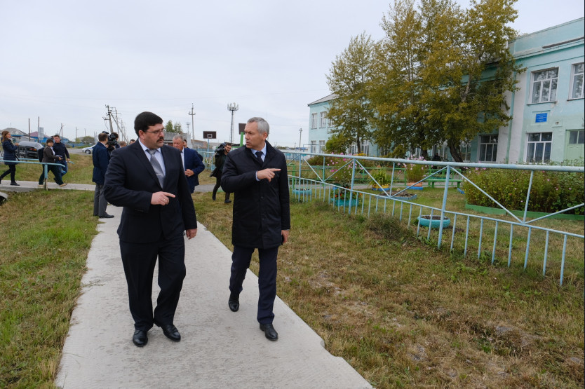    Губернатор Новосибирской области Андрей Травников осматривает школу №5 в Татарске. Сентябрь 2019 года. Фото: сайт правительства Новосибирской области